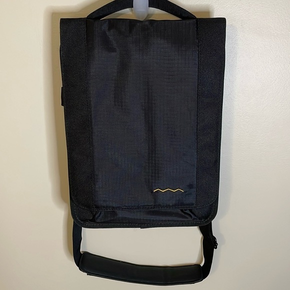 HIGHER GROUND Profile Slim Top Loading Compact Shoulder Bag for Tablet Laptop - Picture 1 of 12